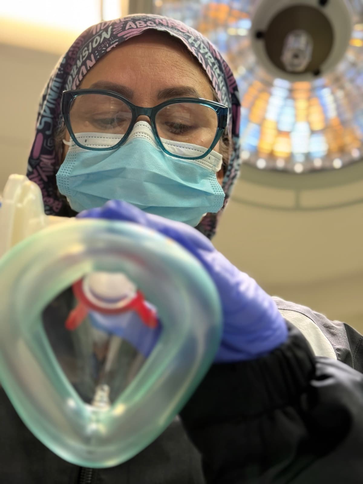 María V. Casiano Ramos durante un procedimiento en sala de operaciones