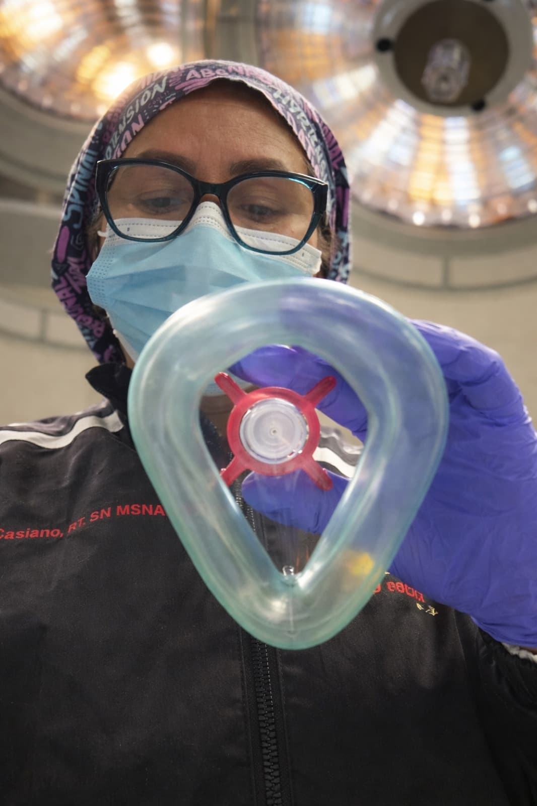 María V. Casiano Ramos sosteniendo una mascarilla de anestesia